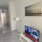 شقه فندقيه 3 غرف حمامين و مطبخ و حديقه خاصه امام الجامعه الامريكيه و مول Point 90