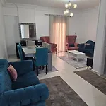 شقه فندقيه 3 غرف حمامين و مطبخ و حديقه خاصه امام الجامعه الامريكيه و مول Point 90