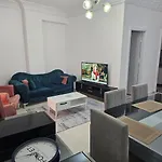 شقه فندقيه 3 غرف حمامين و مطبخ و حديقه خاصه امام الجامعه الامريكيه و مول Point 90