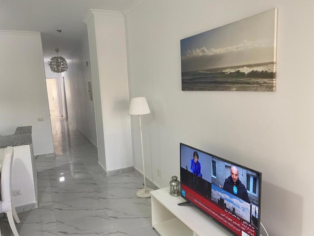 شقه فندقيه 3 غرف حمامين و مطبخ و حديقه خاصه امام الجامعه الامريكيه و مول Point 90 Apartment *
