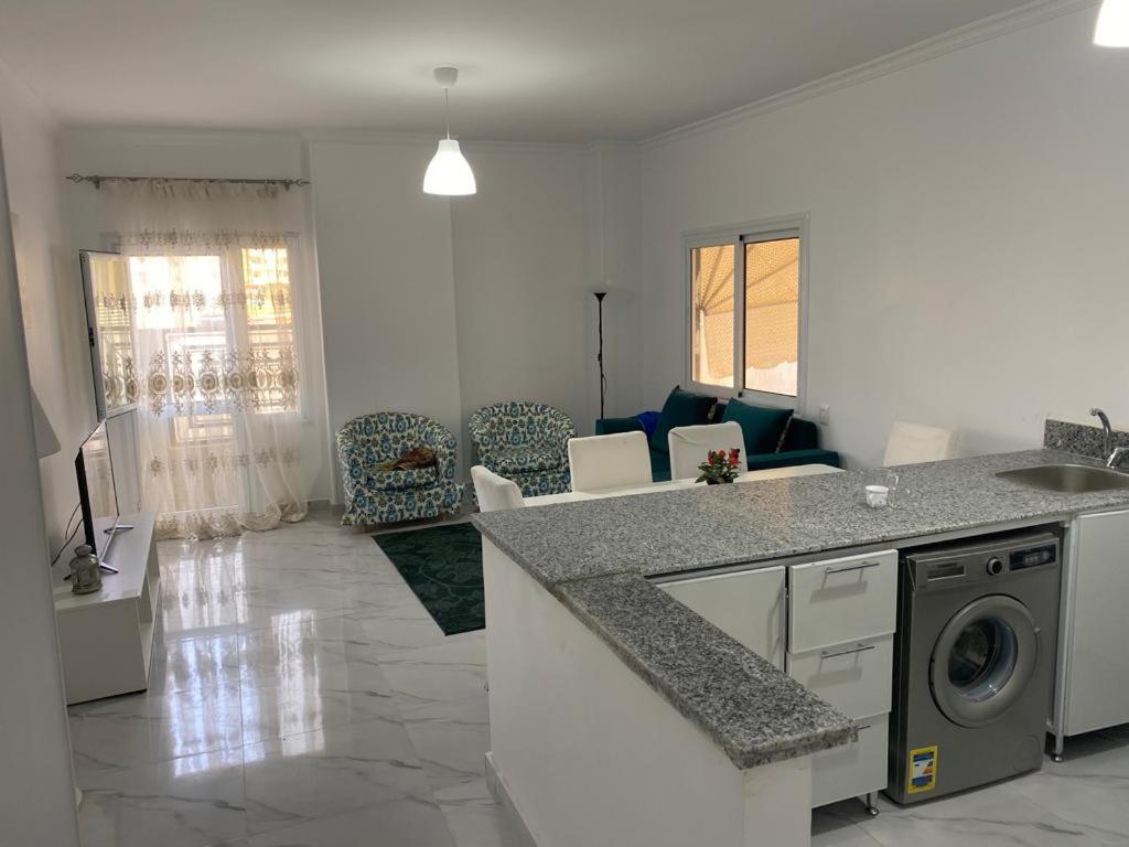 شقه فندقيه 3 غرف حمامين و مطبخ و حديقه خاصه امام الجامعه الامريكيه و مول Point 90 Apartment Kairo