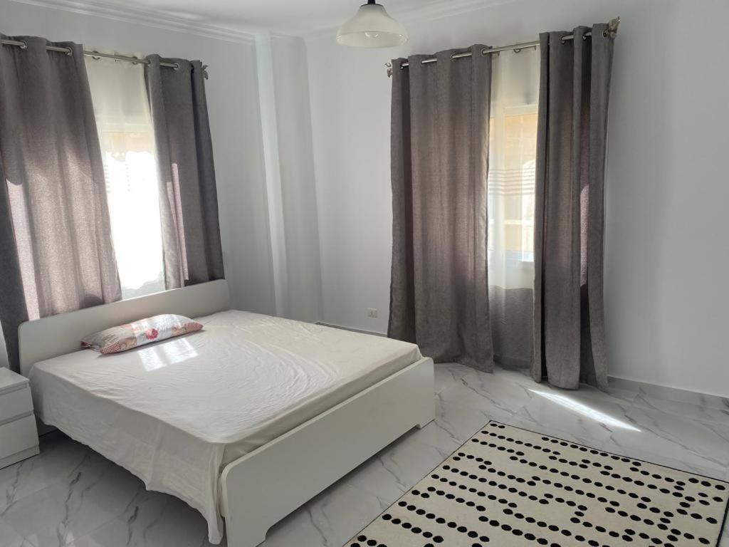 Apartment شقه فندقيه 3 غرف حمامين و مطبخ و حديقه خاصه امام الجامعه الامريكيه و مول Point 90